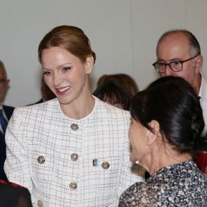 Cette teinte, baptisée Cloud Dancer, vient tout juste d’être élue couleur Pantone de l’année 2026.

La Princesse Charlène de Monaco assiste au 75ème anniversaire de l'Amicale des ainés monégasques à l'Hôtel Méridien de Monte-Carlo, Monaco, le 5 décembre 2025. 

Photo : Jean-Charles Vinaj/ABACAPRESS.COM