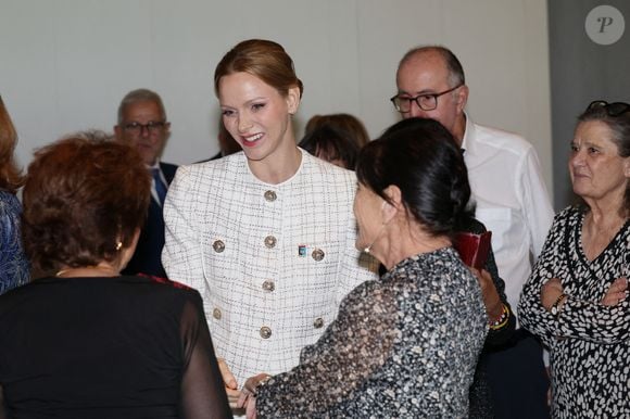 Cette teinte, baptisée Cloud Dancer, vient tout juste d’être élue couleur Pantone de l’année 2026.

La Princesse Charlène de Monaco assiste au 75ème anniversaire de l'Amicale des ainés monégasques à l'Hôtel Méridien de Monte-Carlo, Monaco, le 5 décembre 2025. 

Photo : Jean-Charles Vinaj/ABACAPRESS.COM