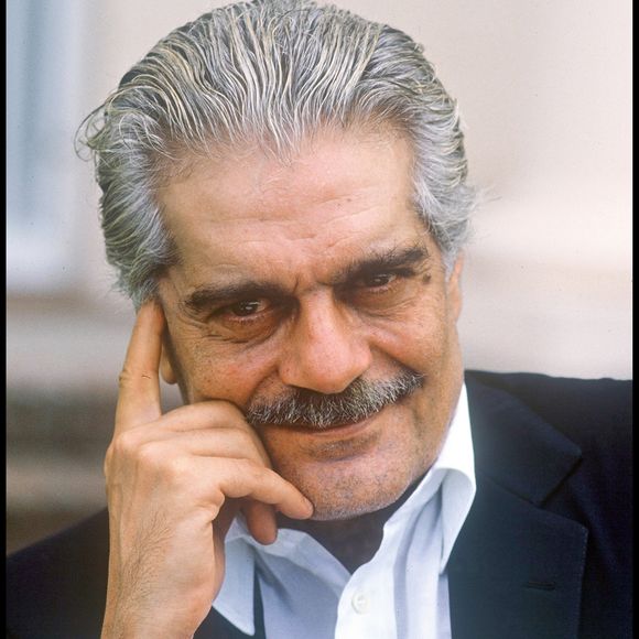 Celui qui s'était fait connaitre dans son pays d'origine en jouant dans le film Ciel d'enfer (1954) a rapidement entamé une carrière internationale. L'ex-mari de Faten Hamama a aussi multiplié les conquêtes !

Archives - Omar Sharif à Deauville en 1986. (BOWEN / BESTIMAGE).