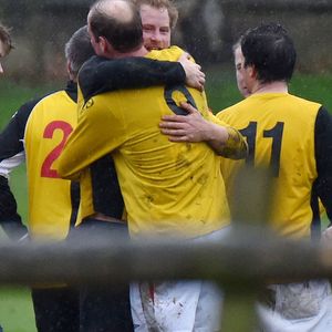 Le prince William, duc de Cambridge et le prince Harry participent au match de football Christmas Eve à Kings Lynn le 24 décembre 2015. AGENCE / BESTIMAGE