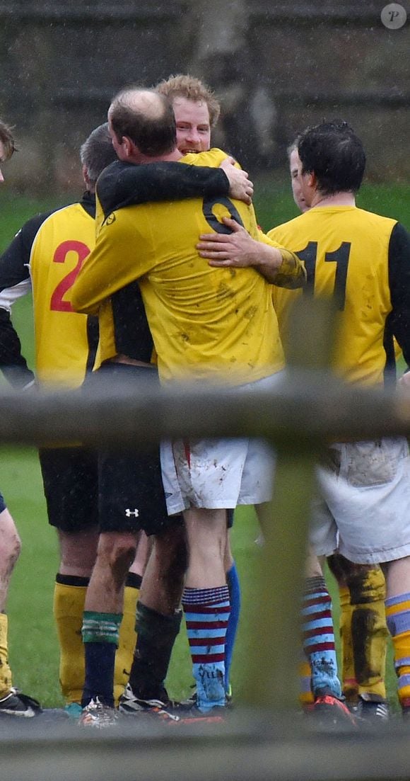 Le prince William, duc de Cambridge et le prince Harry participent au match de football Christmas Eve à Kings Lynn le 24 décembre 2015. AGENCE / BESTIMAGE