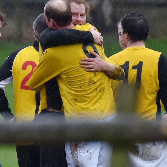Le prince William, duc de Cambridge et le prince Harry participent au match de football Christmas Eve à Kings Lynn le 24 décembre 2015. AGENCE / BESTIMAGE