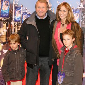 Avec Karin, sa dernière épouse, il a aussi eu deux fils : Jules et Oscar.

L'acteur Yves Renier et sa famille assistent à la journée de célébration du 15e anniversaire de Disneyland Resort Paris à Marne-la-Vallée, à l'est de Paris, en France, le 31 mars 2007. Photo de Denis Guignebourg/ABACAPRESS.COM