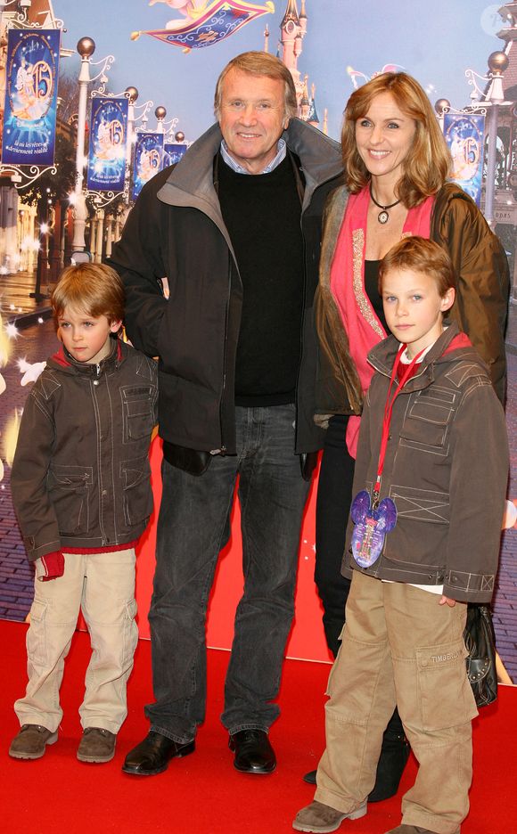 Avec Karin, sa dernière épouse, il a aussi eu deux fils : Jules et Oscar.

L'acteur Yves Renier et sa famille assistent à la journée de célébration du 15e anniversaire de Disneyland Resort Paris à Marne-la-Vallée, à l'est de Paris, en France, le 31 mars 2007. Photo de Denis Guignebourg/ABACAPRESS.COM