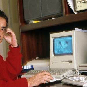 Archives - En France, à Paris, Michel Sardou chez lui en décembre 1986.
