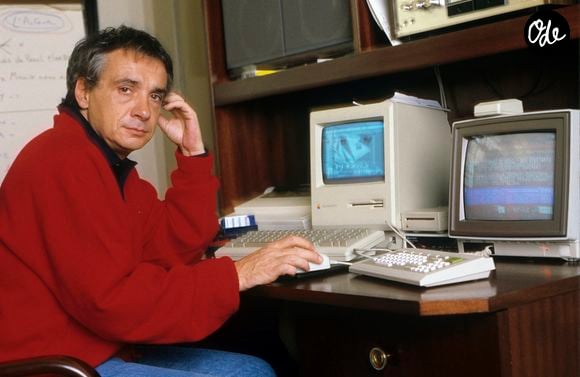 Archives - En France, à Paris, Michel Sardou chez lui en décembre 1986.