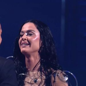 Katy Perry embrasse son partenaire Orlando Bloom avant de se livrer à une introspection lors de son discours de remerciement au MTV Video Vanguard. Katy et Bloom se sont embrassés pendant plusieurs secondes alors qu'il lui remettait le prix après qu'elle ait présenté un medly de 10 minutes de ses succès. En acceptant le prix Video Vanguard aux MTV VMAs 2024, Katy a prononcé un discours plein de gratitude, d'humilité et d'humour.
©Backgrid UK/ Bestimage
