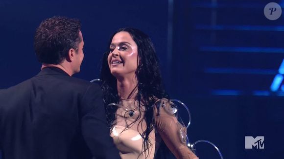 Katy Perry embrasse son partenaire Orlando Bloom avant de se livrer à une introspection lors de son discours de remerciement au MTV Video Vanguard. Katy et Bloom se sont embrassés pendant plusieurs secondes alors qu'il lui remettait le prix après qu'elle ait présenté un medly de 10 minutes de ses succès. En acceptant le prix Video Vanguard aux MTV VMAs 2024, Katy a prononcé un discours plein de gratitude, d'humilité et d'humour.
©Backgrid UK/ Bestimage