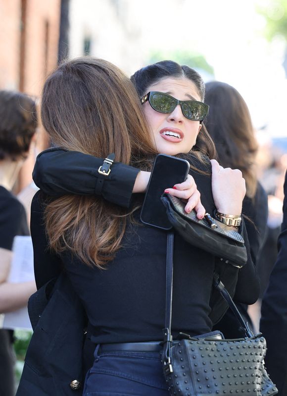 L’actrice, connue notamment pour son rôle dans Les Rivières pourpres, a été honorée lors d’une cérémonie émouvante réunissant proches et personnalités. 

Cylia Chasman, fille de la défunte et Doria Tillier - Arrivées aux obsèques de Nadia Farès en l'église Saint-Jean-de-Montmartre à Paris, le 24 avril 2026. N.Farès est décédée le 17 avril 2026 quelques jours après un "incident cardiaque" survenu le 12 avril 2026 dans la piscine du complexe sportif, Blanche (9ème).