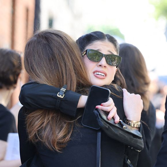 L’actrice, connue notamment pour son rôle dans Les Rivières pourpres, a été honorée lors d’une cérémonie émouvante réunissant proches et personnalités. 

Cylia Chasman, fille de la défunte et Doria Tillier - Arrivées aux obsèques de Nadia Farès en l'église Saint-Jean-de-Montmartre à Paris, le 24 avril 2026. N.Farès est décédée le 17 avril 2026 quelques jours après un "incident cardiaque" survenu le 12 avril 2026 dans la piscine du complexe sportif, Blanche (9ème).