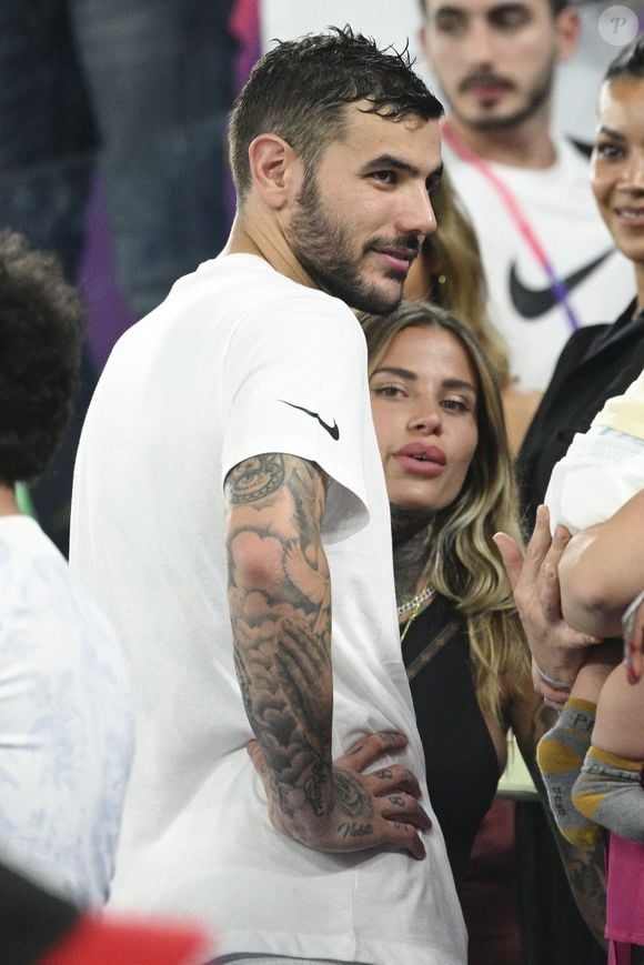 Le couple a partagé de premières photos depuis la maternité

Théo Hernandez et Zoe Cristofoli en tribunes lors du match du groupe D opposant la France au Danemark lors de la coupe du Monde au stade 974 à Doha au Qatar, le 26 novembre 2022. © Jean-Baptiste Autissier/Panoramic/Bestimage