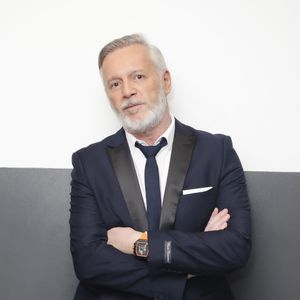 Selon les informations de "Purepeople.com", il faut compter 150 euros pour une heure, 75 euros la demi-heure et 250 euros la séance de deux heures.

Exclusif - Jean-Michel Maire, en backstage de l’émission « TPMP » La dernière sur C8,  présentée par C.Hanouna et diffusée en direct sur C8, Paris, France, le 27 fevrier 2025. © Jack Tribeca / Bestimage