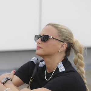 Heureusement, une première promenade au parc a permis à la petite famille de prendre l'air en douceur.

Exclusif - Kelly Vedovelli en tournage avec Cyril Hanouna à Paris, le 29 aout 2024. 

© Jack Tribeca / Bestimage