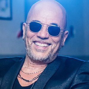 Exclusif - Pascal Obispo et Vianney - Backstage artistes avant le direct de l'émission "Tous ensemble pour la musique" pour la fête de la musique 2020 à l'AccorHotels Arena à Paris le 19 juin 2020.
© Cyril Moreau / Veeren Ramsamy / Bestimage