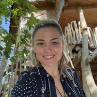 Laure Boulleau en famille avec sa petite fille Clara, elle a choisi de se ressourcer en pleine immersion avec les animaux