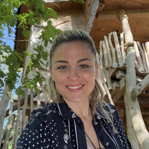 Entre sa nouvelle vie de maman et son emploi du temps ultra-chargé de consultante vedette sur Canal+, Laure Boulleau a trouvé la parade pour recharger les batteries.

Laure Boulleau se ressource en pleine nature.