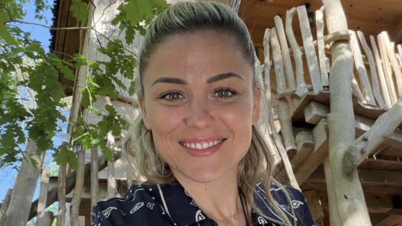 Laure Boulleau en famille avec sa petite fille Clara, elle a choisi de se ressourcer en pleine immersion avec les animaux