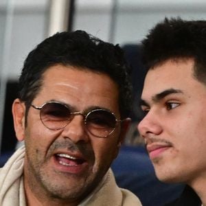 Jamel Debbouze et son fils Léon - Célébrités dans les tribunes du match de Ligue 1 McDonald's entre le Paris Saint Germain (PSG) et l'Olympique de Marseille (OM) (5-0) au parc des Princes à Paris le 8 février 2026. © Christian Liewig/Bestimage