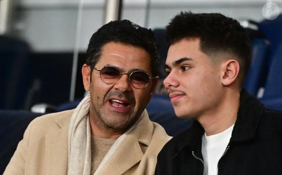 Jamel Debbouze et son fils Léon - Célébrités dans les tribunes du match de Ligue 1 McDonald's entre le Paris Saint Germain (PSG) et l'Olympique de Marseille (OM) (5-0) au parc des Princes à Paris le 8 février 2026. © Christian Liewig/Bestimage