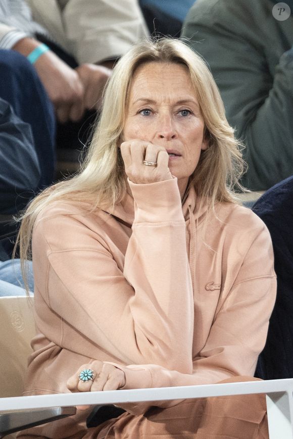 Et cuisine un bon plat réconfortant : un hachis parmentier végétarien à base de patates douces.

Estelle Lefébure dans les tribunes lors des Internationaux de France de Tennis de Roland Garros 2025, à Paris, France, le 5 juin 2025. © Jacovides-Moreau/Bestimage