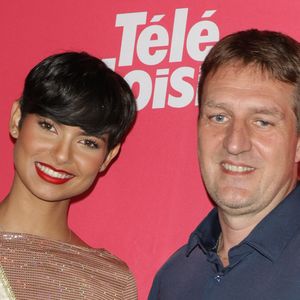 Un objet inestimable pour le complice des reines de beauté qui s'est en premier lieu rêvé producteur de films, surtout après avoir vécu une année aux États-Unis, tout près de la magie d'Hollywood.
Eve Gilles, Miss France 2024 et Frédéric Gilbert - Photocall de la soirée "Télé Loisirs Awards 2024" aux Jardins du Pont-Neuf à Paris le 23 septembre 2024. © Coadic Guirec/Bestimage
