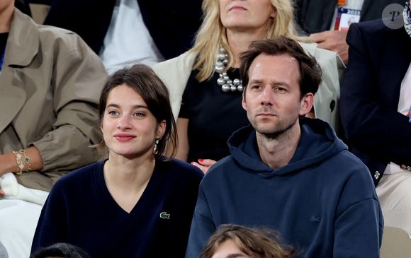 Benjamin Lavernhe et sa compagne Rebecca Marder en tribunes lors des Internationaux de France de Tennis de Roland Garros 2025, à Paris, France, le 6 juin 2025. © Jacovides-Moreau/Bestimage