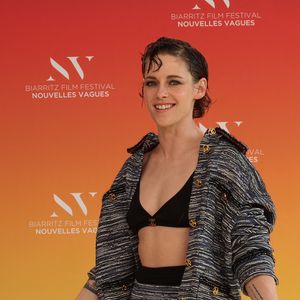 Kristen Stewart présidait le jury de cette 4e édition

Kristen Stewart au photocall du 4ème Biarritz Film Festival - Nouvelles Vagues 2026 au théâtre de la Gare du Midi à Biarritz, le 27 juin 2026. © Jean-Marc Lhomer / Bestimage
