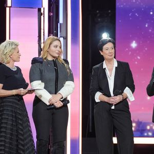 Santa (marraine de l'édition 2025), Nagui, Sophie Davant, Laurence Tiennot-Herment lors de la deuxième soirée de la 39ème édition du Téléthon sur France 2 aux Studios du Lendit à Saint-Denis, France, le 6 décembre 2025. Les trente heures du Téléthon 2025 s'achèvent sur un compteur de 83,5 millions d'euros. © Anne-Sophie Guebey/Bestimage