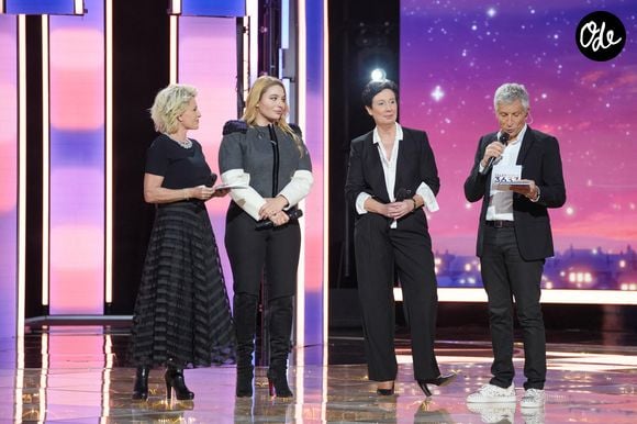 Santa (marraine de l'édition 2025), Nagui, Sophie Davant, Laurence Tiennot-Herment lors de la deuxième soirée de la 39ème édition du Téléthon sur France 2 aux Studios du Lendit à Saint-Denis, France, le 6 décembre 2025. Les trente heures du Téléthon 2025 s'achèvent sur un compteur de 83,5 millions d'euros. © Anne-Sophie Guebey/Bestimage