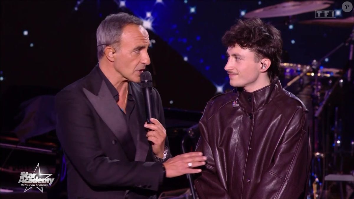 Nikos Aliagas échange avec un élève sur le plateau de Star Academy