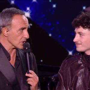 Nikos Aliagas et Léo sur le prime de la tournée de la Star Academy diffusé le 13 décembre 2025. Photo : Capture d'écran TF1/Star Academy