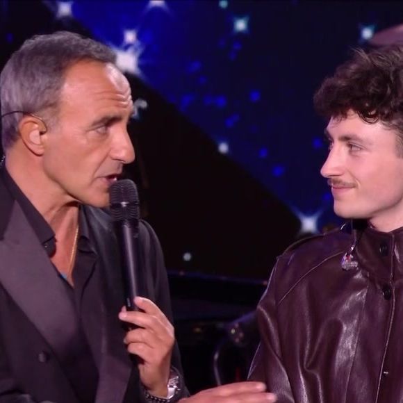 Nikos Aliagas et Léo sur le prime de la tournée de la Star Academy diffusé le 13 décembre 2025.  Photo : Capture d'écran TF1/Star Academy