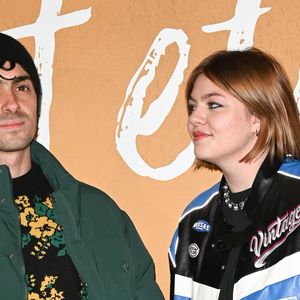 Cet événement exceptionnel vient concrétiser leurs fiançailles annoncées fin 2024, qui avaient déjà été célébrées lors d'une élégante fête parisienne.

Florian Rossi et sa compagne Louane Emera - Avant-première du film "Cet été-là" au cinéma Pathé Wepler à Paris le 3 janvier 2022. © Coadic Guirec/Bestimage