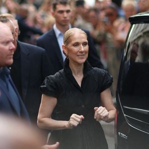 Céline Dion à la sortie de l'hôtel Royal Monceau à Paris avant l'ouverture des Jeux Olympiques (JO) de Paris 2024, à Paris, France, le 24 juillet 2024. (Agence/Bestimage).