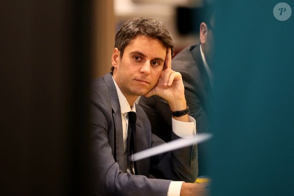 Ce dernier a depuis changé son mode de vie et a tiré un trait sur son "péché mignon".
Gabriel Attal, ancien premier ministre, rencontre les équipes de l'entreprise Valorem (Pionnier de l’éolien terrestre en France) à Bègles le 13 février 2025.
© Patrick Bernard / Bestimage