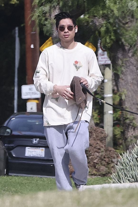 Los Angeles, CA - EXCLUSIF - Le fils de l'acteur et d'Angelina Jolie, Pax Thien Jolie-Pitt, a été aperçu de bonne humeur alors qu'il promenait son chien à Los Angeles. (Backgrid USA / Bestimage).