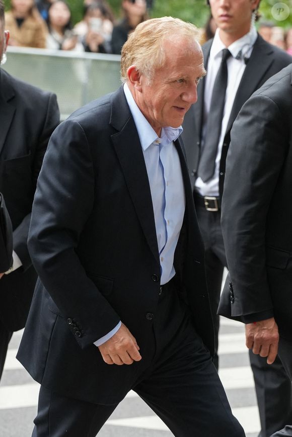 Il est d'ailleurs le seul de la fratrie à s'être formé au monde de l’entreprise. 

François-Henri Pinault assiste au défilé Gucci Femme Printemps-Été 2025, organisé dans le cadre de la Fashion Week de Milan, à la Triennale di Milano, le 20 septembre 2024. © Lucia Sabatelli/Bestimage