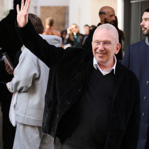 Le créateur Jean-Paul Gaultier aux arrivées du défilé Jean-Paul Gaultier Collection Femme Prêt-à-Porter Automne/Hiver 2026-2027 lors de la Fashion Week de Paris (PFW), à Paris, France, le 8 mars 2026. © Olivier Borde/Bestimage