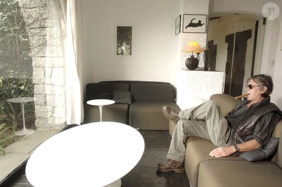 Archives - En France, Jacques Dutronc chez lui à Monticello en Corse avec ses chats. le 9 mai 2005.
GONGORA Marie-Anne via Bestimage