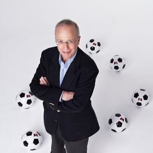 Archives - Thierry Roland pose à Paris, le 15 novembre 2005. © JLPPA / Bestimage