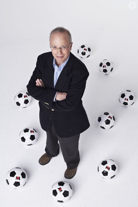 Archives - Thierry Roland pose à Paris, le 15 novembre 2005. © JLPPA / Bestimage