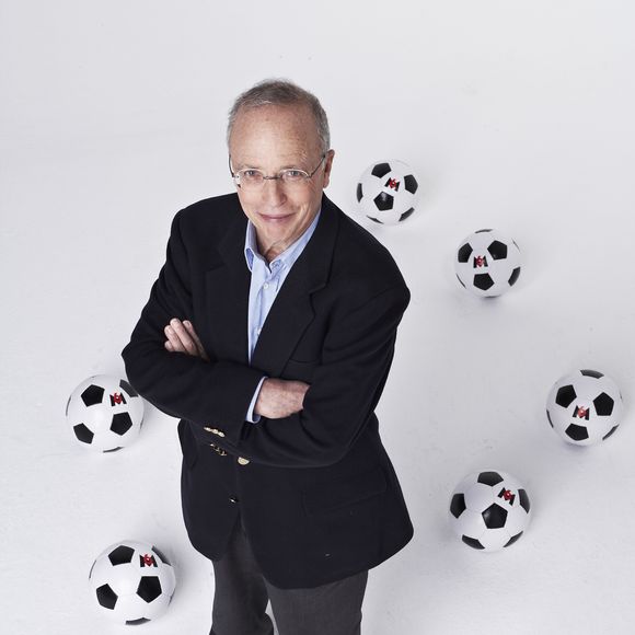 Archives - Thierry Roland pose à Paris, le 15 novembre 2005. © JLPPA / Bestimage