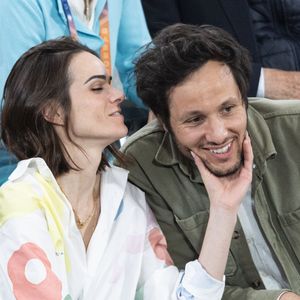 Le chanteur Vianney et sa femme Catherine Robert en tribunes lors des Internationaux de France de Tennis de Roland Garros 2025, à Paris, France, le 6 juin 2025. © Jacovides-Moreau/Bestimage