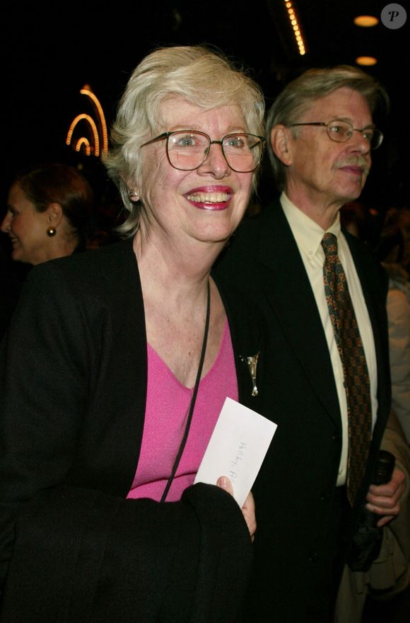 Elle est également apparue dans plusieurs films, dont "Equalizer", "À nous quatre", "Gremlins" (ndlr : madame Deagle), "Madame Doubtfire" (elle y incarnait Gloria Chaney) et bien d'autres.

archives : Polly Holliday est décédée à l'âge de 88 ans. @Backgrid USA / Bestimage