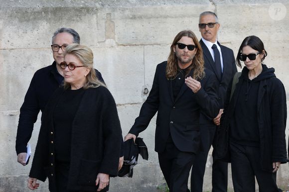 De Catherine Deneuve à Brigitte Macron, en passant par Michel Drucker, les plus grandes personnalités étaient présentes pour saluer la mémoire d'une femme d'une élégance et d'un talent rares.

Catherine Deneuve - Obsèques de Nathalie Baye en l'église Saint-Sulpice à Paris le 23 avril 2026. 

© Dominique Jacovides - Coadic Guirec / Bestimage