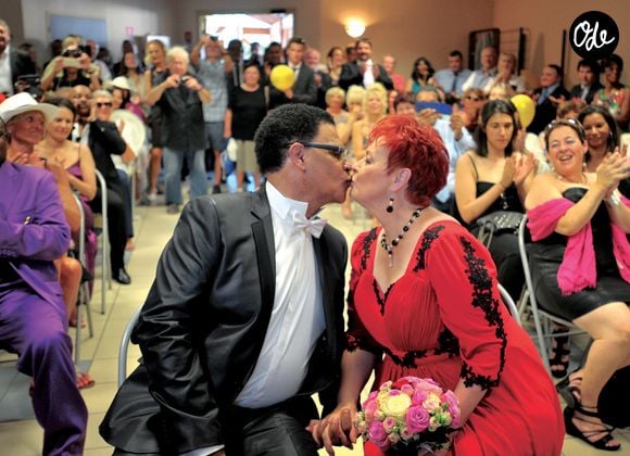 Le couple a choisi de se dire "oui" dans le parc situé au pied du château de Joséphine Baker, à Castelnaud-la-Chapelle.

Fabienne Thibeault et Christian Montagnac se marient à Castelnaud-La-Chapelle en Dordogne près de Périgueux le 22 août 2015.

© Agence / Bestimage