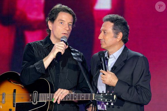 Le chanteur français Francis Cabrel et le présentateur de télévision Michel Drucker pendant l'enregistrement de l'émission de Drucker 'Vivement Dimanche' pour la chaîne de télévision France 2 au Studio Gabriel à Paris, France, le 29 septembre 2004. Photo par Jean-Jacques Datchary/ABACA.