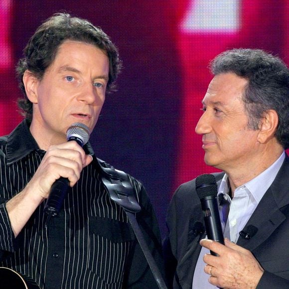 Le chanteur français Francis Cabrel et le présentateur de télévision Michel Drucker pendant l'enregistrement de l'émission de Drucker 'Vivement Dimanche' pour la chaîne de télévision France 2 au Studio Gabriel à Paris, France, le 29 septembre 2004. Photo par Jean-Jacques Datchary/ABACA.
