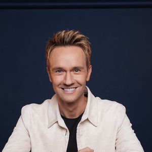 Cyril Féraud, animateur phare de "France Télévisions", est né à Digne-les-Bains, une ville du sud-est de la France où il a grandi jusqu’à ses 17 ans.

Exclusif - Portraits Cyril Féraud - Enregistrement de l'émission "The Floor", présentée par Cyril Féraud. 
© Cyril Moreau / Bestimage