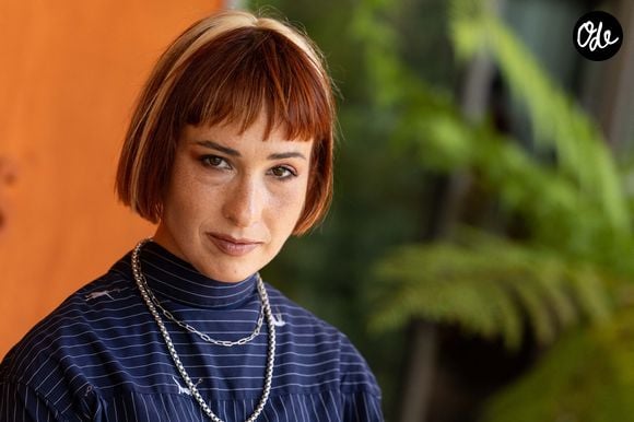 Face à ces deux artistes qui connaissent déjà bien la pression de la compétition, le télé-crochet a misé sur deux recrues inattendues pour amener un vent de fraîcheur : l'artiste Suzane.

Suzane au village lors des Internationaux de France de Tennis de Roland Garros 2026. Paris, le 28 mai 2026. © Jacovides / Moreau / Bestimage